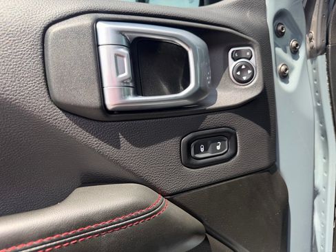 Used 2024 Jeep Gladiator Rubicon w/ Technology Group AWD/4WD image 23