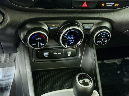 Certified 2024 Hyundai Venue SEL image 8