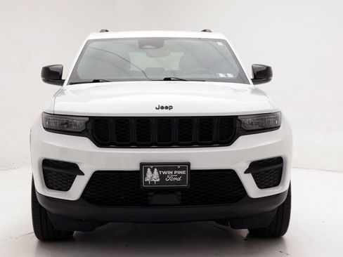 Used 2023 Jeep Grand Cherokee Altitude AWD/4WD image 4