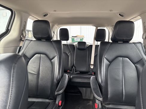 Used 2022 Chrysler Pacifica Touring-L image 46