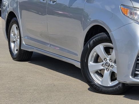 Used 2019 Toyota Sienna LE FWD image 11