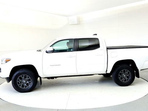 Certified 2023 Toyota Tacoma SR5 AWD/4WD image 3