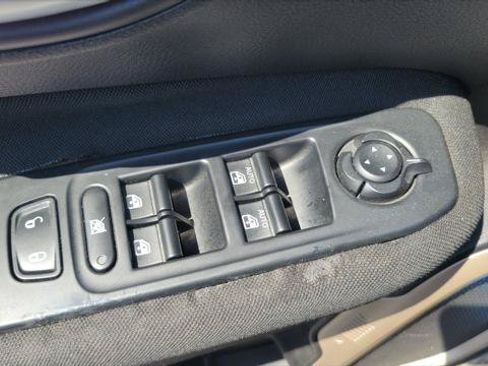 Used 2015 Jeep Renegade Latitude FWD image 18