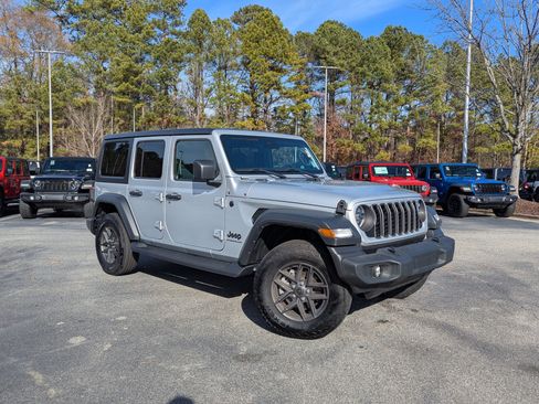 Used 2024 Jeep Wrangler Sport S image 3
