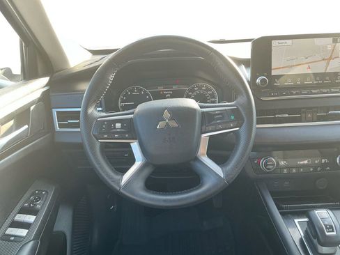 Used 2023 Mitsubishi Outlander SE image 18