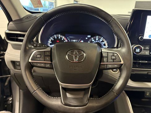 Used 2024 Toyota Highlander XLE AWD/4WD image 13