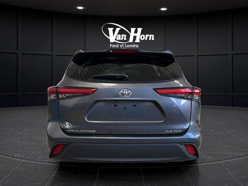 Used 2021 Toyota Highlander XLE AWD/4WD image 6