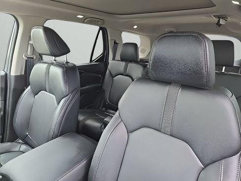 Used 2025 Honda Pilot Touring image 10