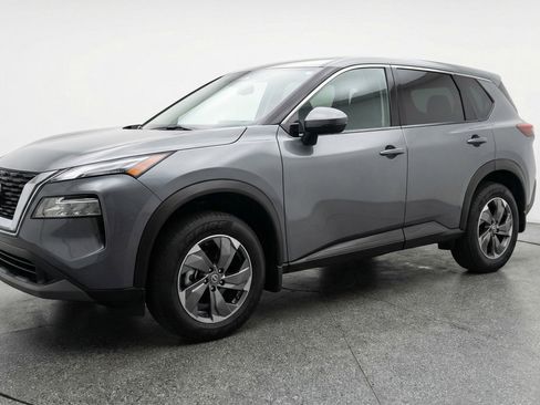 Used 2025 Nissan Rogue SV image 3