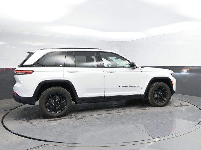 Used 2025 Jeep Grand Cherokee Altitude AWD/4WD image 2