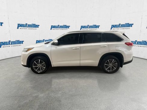 Used 2017 Toyota Highlander XLE AWD/4WD image 6