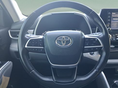 Used 2022 Toyota Highlander XLE AWD/4WD image 21