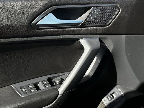 Used 2018 Volkswagen Tiguan SEL image 21