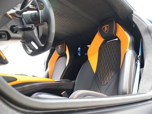 Used 2025 Lamborghini Revuelto AWD/4WD image 32