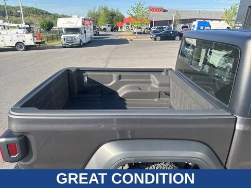Used 2024 Jeep Gladiator Sport image 14