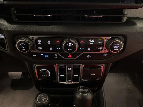 Used 2024 Jeep Wrangler Unlimited w/ Convenience Group AWD/4WD image 34
