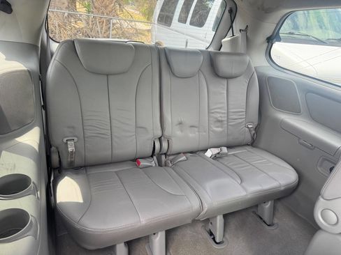 Used 2007 Hyundai Entourage GLS FWD image 18