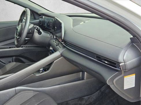 Certified 2025 Hyundai Elantra SEL FWD image 19