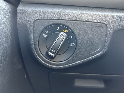 Used 2020 Volkswagen Atlas Cross Sport SE w/ Panoramic Sunroof Package image 18