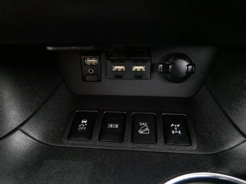 Used 2019 Toyota Highlander XLE image 29