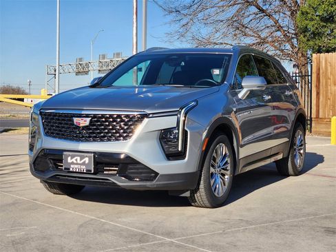 Used 2025 Cadillac XT4 Premium Luxury image 3