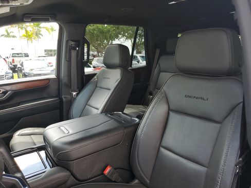 Used 2025 GMC Yukon Denali AWD/4WD image 22