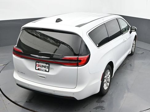Used 2023 Chrysler Pacifica Touring-L FWD image 30