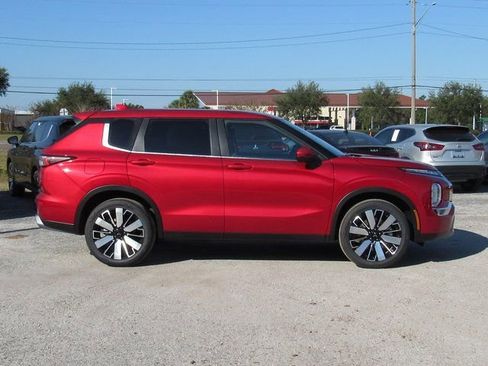 New 2025 Mitsubishi Outlander SE image 2