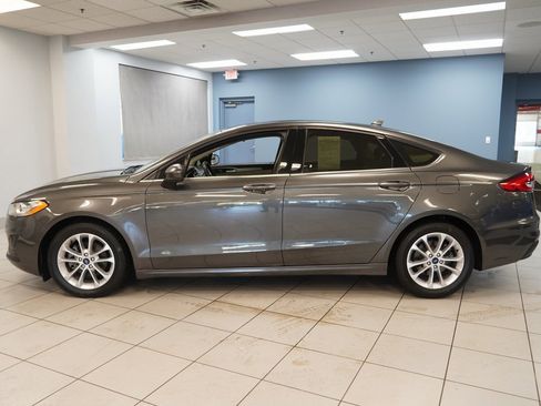 Used 2019 Ford Fusion SE image 2