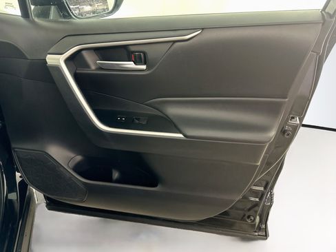 Used 2020 Toyota RAV4 XLE FWD image 31