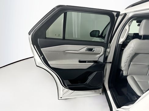 Used 2025 Ford Explorer Active w/ Active Comfort Package RWD image 26