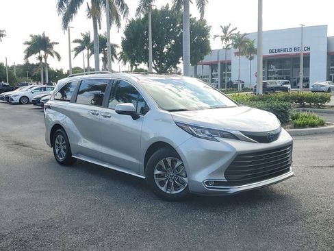 Used 2023 Toyota Sienna XLE image 30