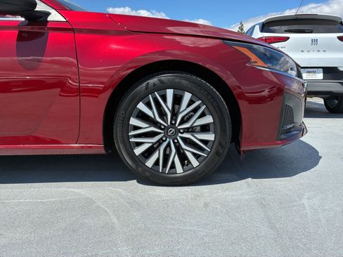 Used 2025 Nissan Altima 2.5 SV FWD image 30