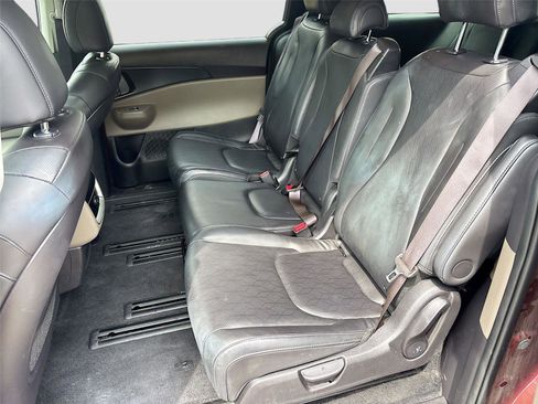 Used 2025 Kia Carnival FWD image 25