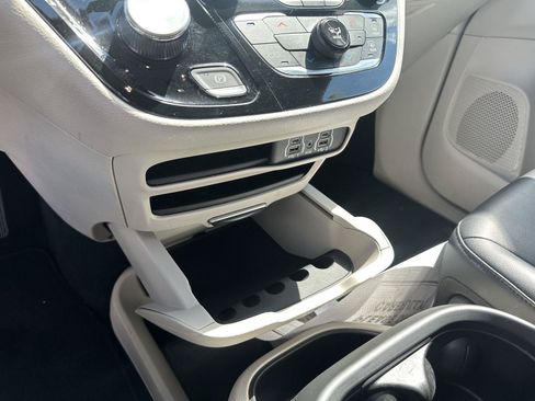 Used 2024 Chrysler Pacifica Touring-L FWD image 33