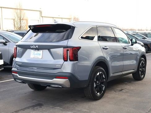 Used 2024 Kia Sorento S image 6