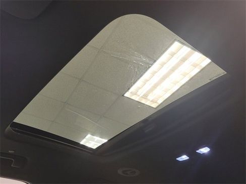 Used 2023 Chevrolet Traverse Premier image 31