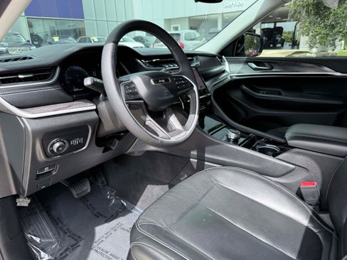 Used 2023 Jeep Grand Cherokee Limited w/ Black Appearance Package AWD/4WD image 11