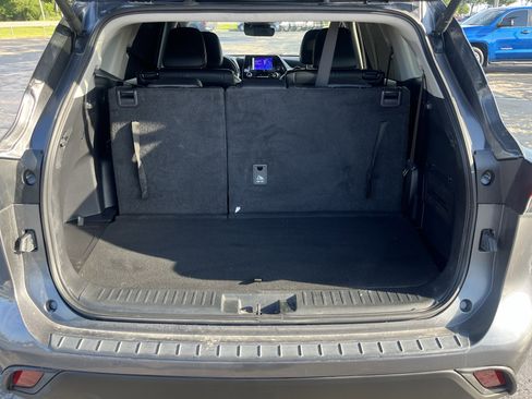 Used 2024 Toyota Highlander XLE FWD image 12