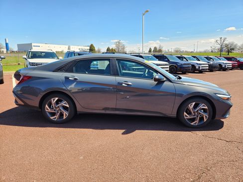 Certified 2025 Hyundai Elantra Sport image 6