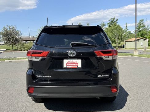 Used 2019 Toyota Highlander XLE AWD/4WD image 4
