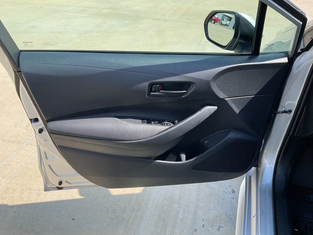 Used 2025 Toyota Corolla LE FWD image 10