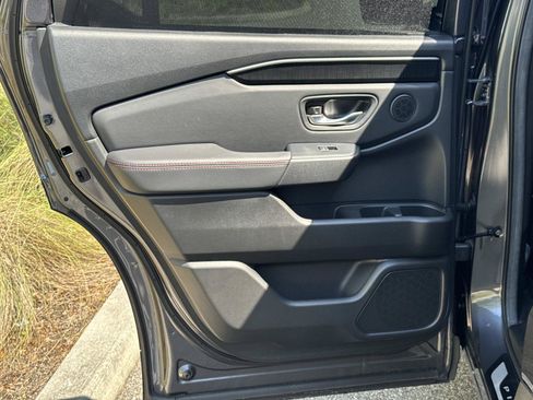 Used 2025 Honda Pilot Black Edition image 13