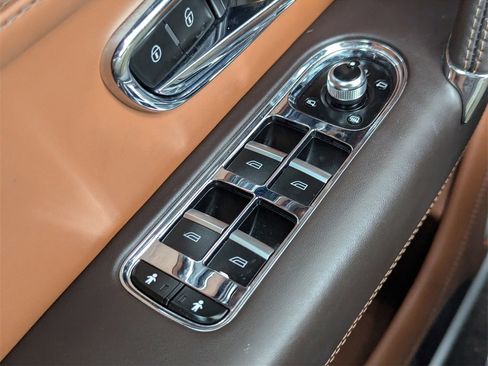 Used 2019 Bentley Bentayga image 18