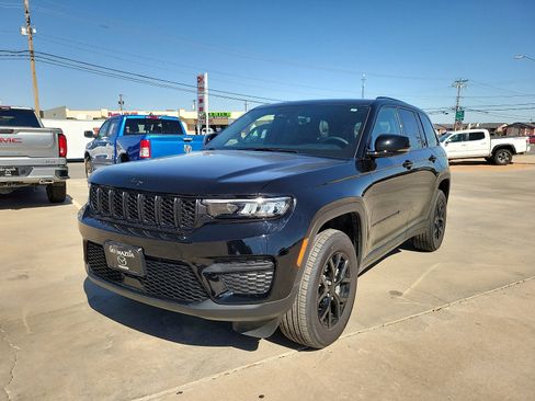 Used 2025 Jeep Grand Cherokee Altitude AWD/4WD image 3