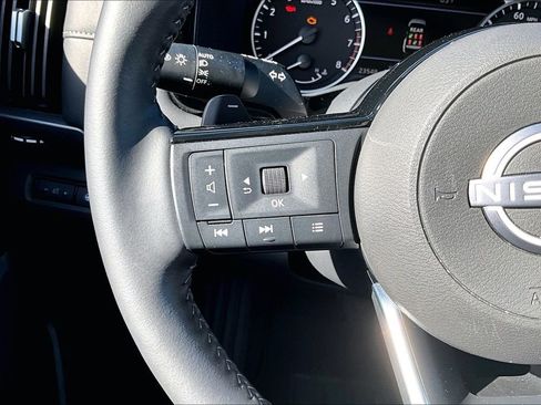 Used 2025 Nissan Pathfinder SL image 11