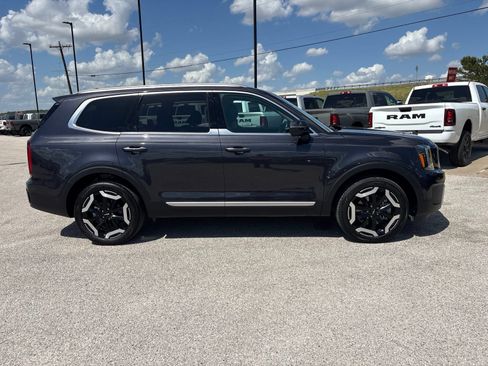 Used 2025 Kia Telluride S FWD image 7