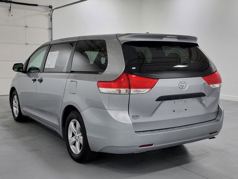 Used 2011 Toyota Sienna w/ Towing Pkg FWD image 5