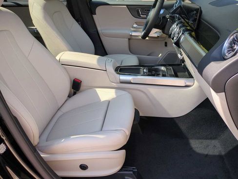 Used 2025 Mercedes-Benz GLB 250 4MATIC image 24