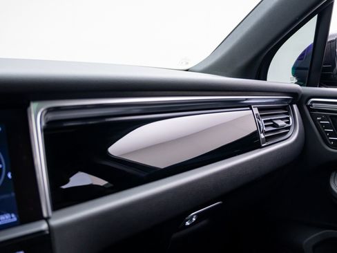 Certified 2025 Porsche Macan AWD/4WD image 29